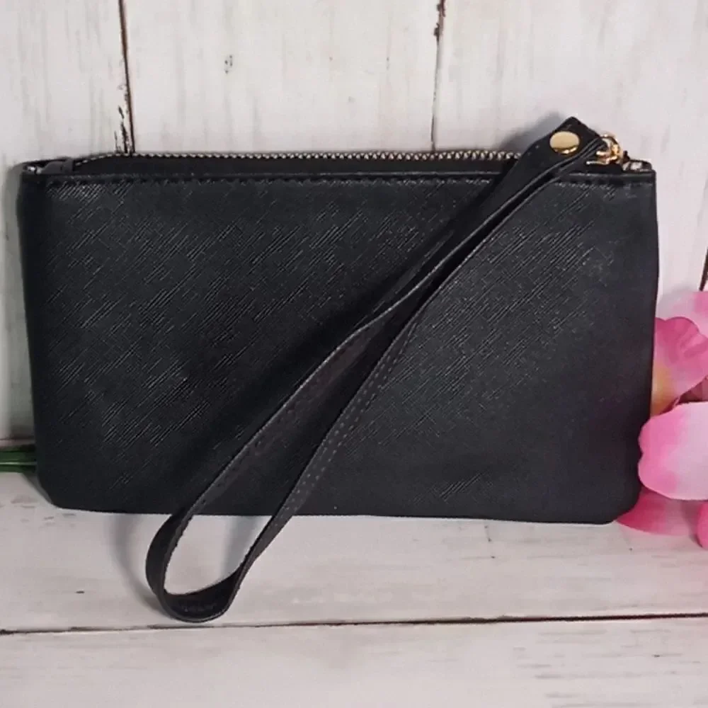 XOXO Corner Zip Wristlet